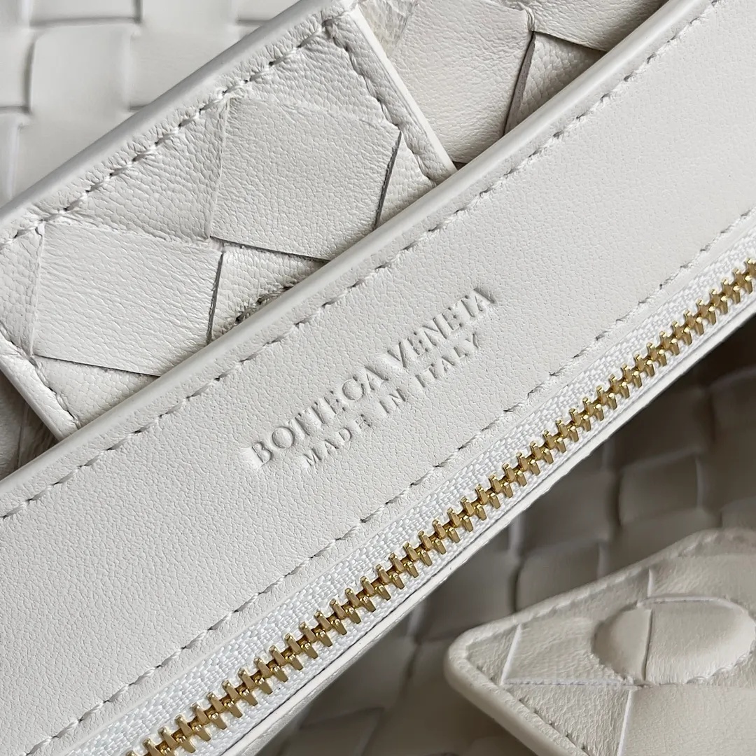 The 2023 new Andiamo batch of 1860 BV has been shipped‼ ️Really popular🔥The new Andiamo woven handbag launched by Bottega Veneta this season is really popular all over the world! ! Celebrities at home and abroad have worn it, and Oscar-winning actress Michelle Yeoh has taken it out on the street. Song Jia, Trai Yara, Yu Feihong, Sanji Ayaka, Rosie Hunting-Whiteley, Yoshioka Riho, etc. have all picked up this bag. It is classic and versatile, showing off its temperament, and the bag capacity is also large, which is very convenient for daily commuting! ! A variety of carrying methods, the shoulder straps can be adjusted by yourself, the original lambskin feels soft and delicate, and the neutral style is made to break gender boundaries and bring a more practical and longer-lasting use experience. Andiamo, which has both elegant and casual styles, perfectly interprets the true appearance of "fashionable old money style". Style number: 743568 Size: 25*22*10.5cm